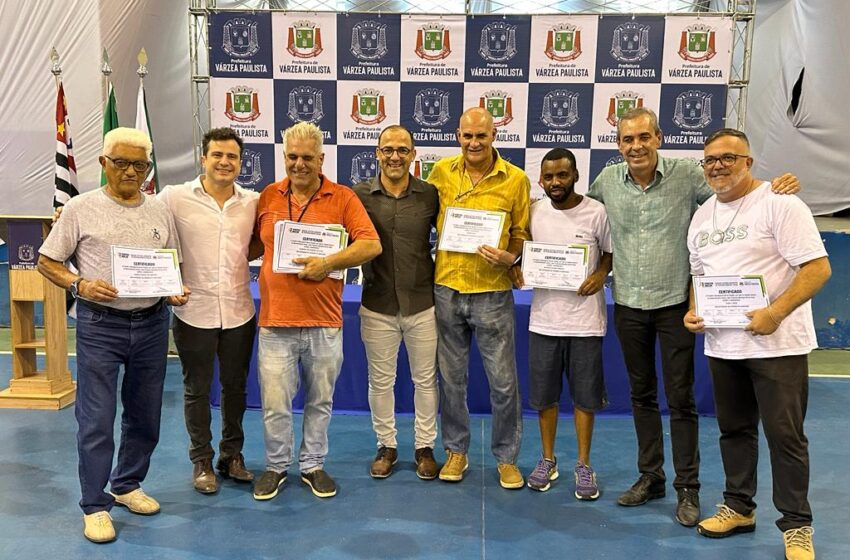  Trabalhadores do Várzea Inclui ganham certificados após formações realizadas no programa